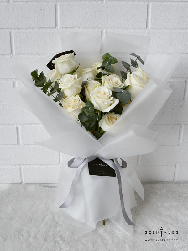 minimalist white rose trans flower bouquet