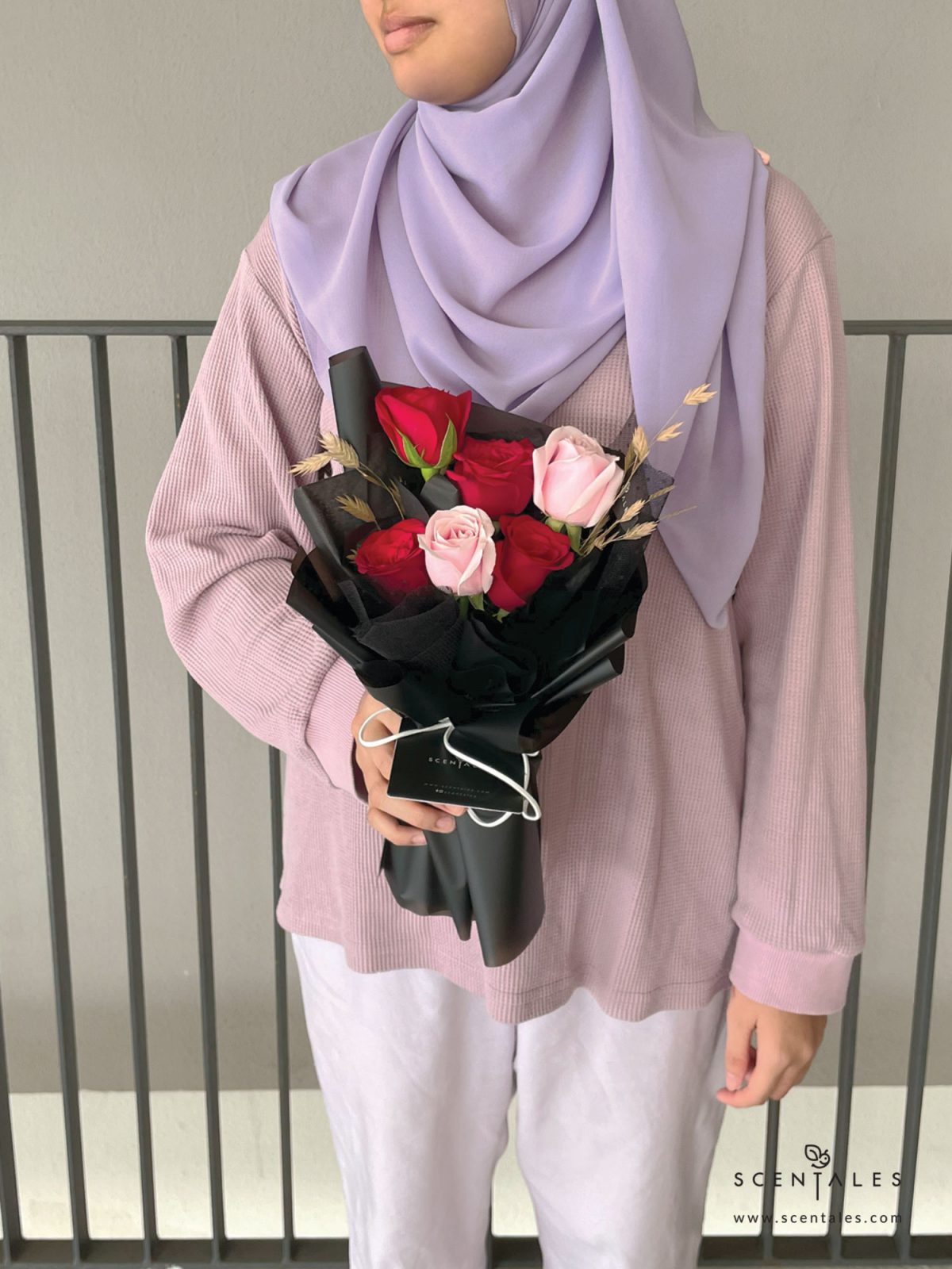 fresh flower bouquet with Red rose, soft pink rose and plenty of dried chasmanthium grass.