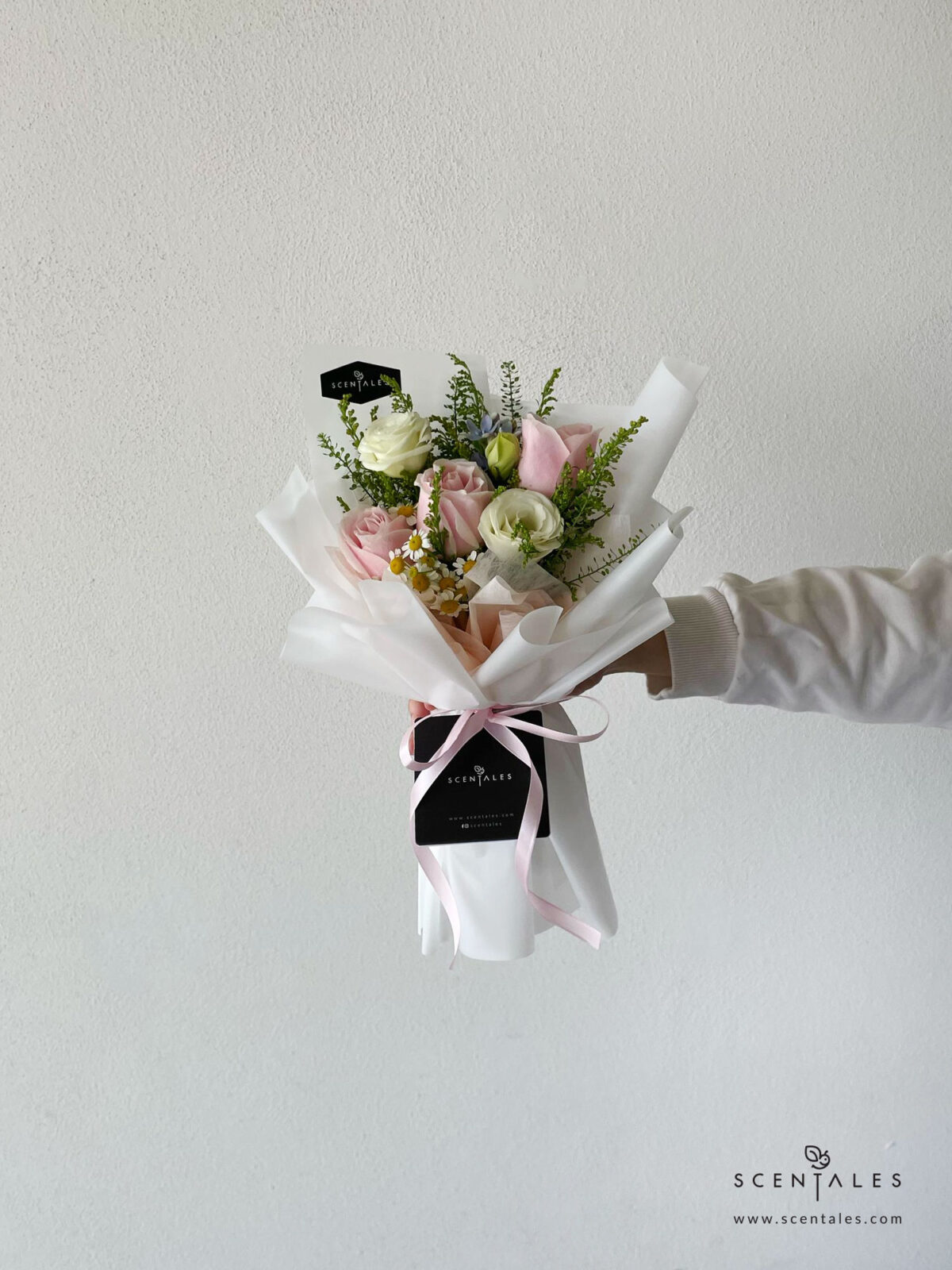 Fresh flower bouquet with Soft pink rose , champagne spray rose, white eustoma buds, blue oxypetalum, chamomile and plenty of thlaspi and yellow peacockFresh flower bouquet with Soft pink rose , champagne spray rose, white eustoma buds, blue oxypetalum, chamomile and plenty of thlaspi and yellow peacock