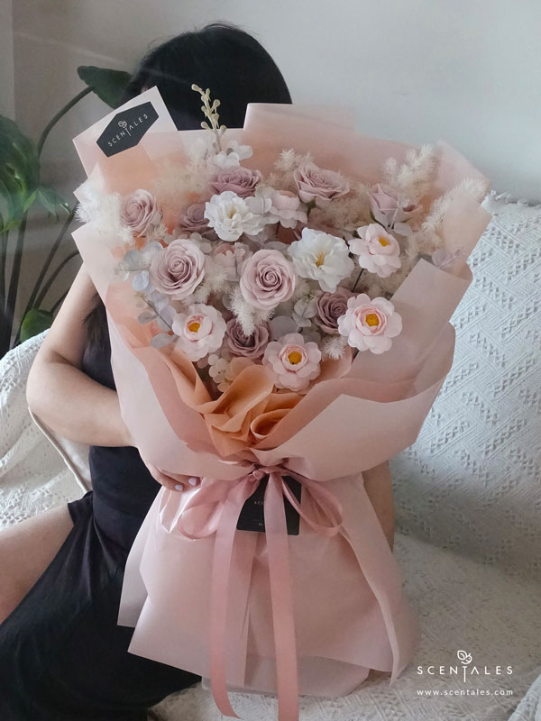 vday2026-cloud-of-blush-soap-flower-bouquet-xl-03-600x800