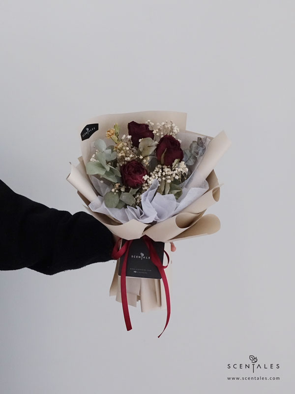 Vein Dried Flower Bouquet Dried flower bouquet with Dried red rose, dried spray carnation, plenty dried baby breath and dried eucalyptus