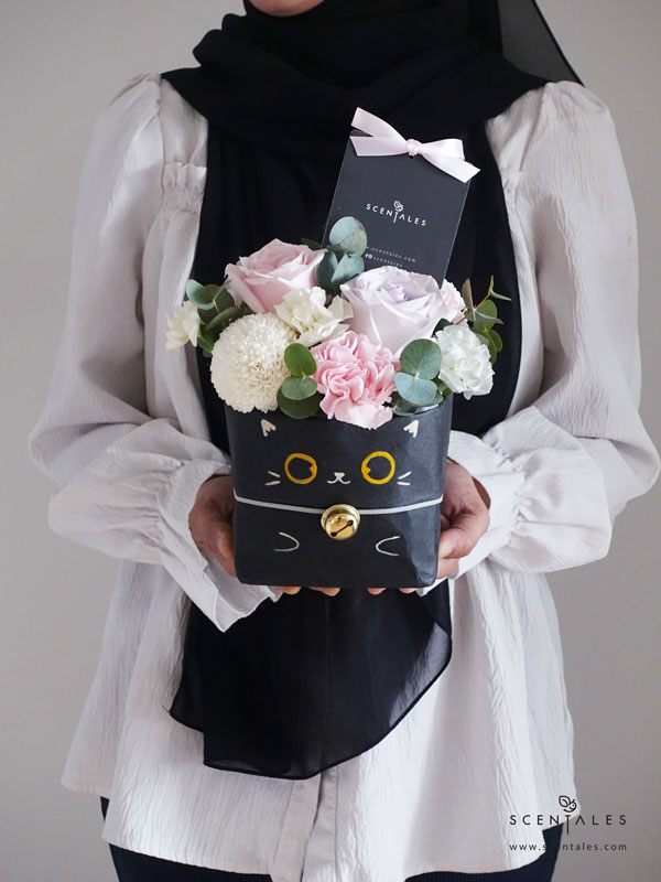 Niko The British Short Hair Kraft Bag Fresh flower kraft bag with Pink rose, lilac rose, pink carnation, white pingpong, white spray carnation and plenty of eucalyptus